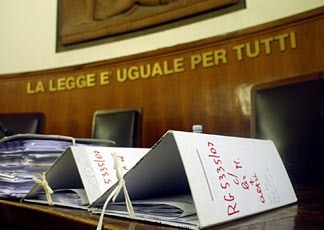 tribunale-aula-con-banco-e-faldoni-generica-ok