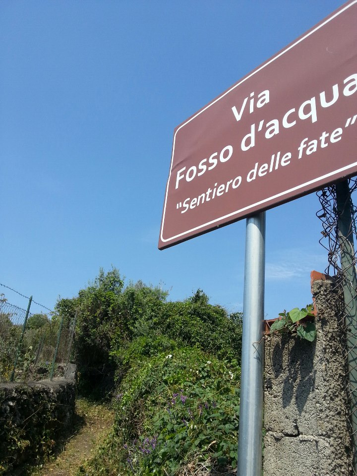 via fosso d'acqua