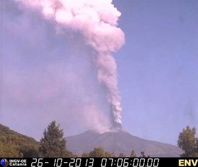 Etna: colonna di cenere lavica alta alcuni chilometri da nuovo cratere di Sud-Est del 27 ottobre 2013