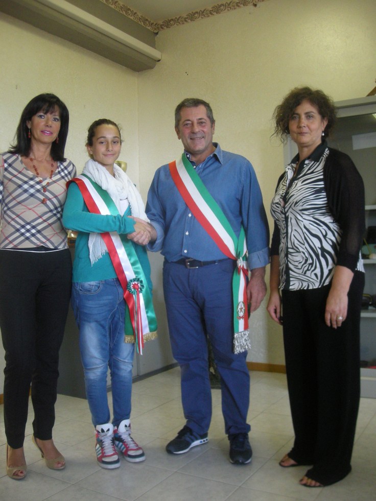 Il neo Sindaco dei Ragazzi, Chiara Arcidiacono, con il primo cittadino castellese, Filippo Drago, la Preside Valeria Aranzulla e l'insegnante Sara Maugeri