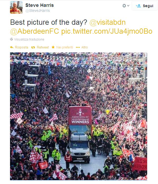 Un bel colpo d'occhio... Ecco cosa può succedere quando una squadra ritorna ad alzare un trofeo dopo 19 anni, un intera città "Aberdeen, Scozia" si catapulta per le strade a festeggiare! "L'Aberdeen batte 4-2 ai calci di rigori l'Inverness nella finale di Coppa di Lega scozzese"