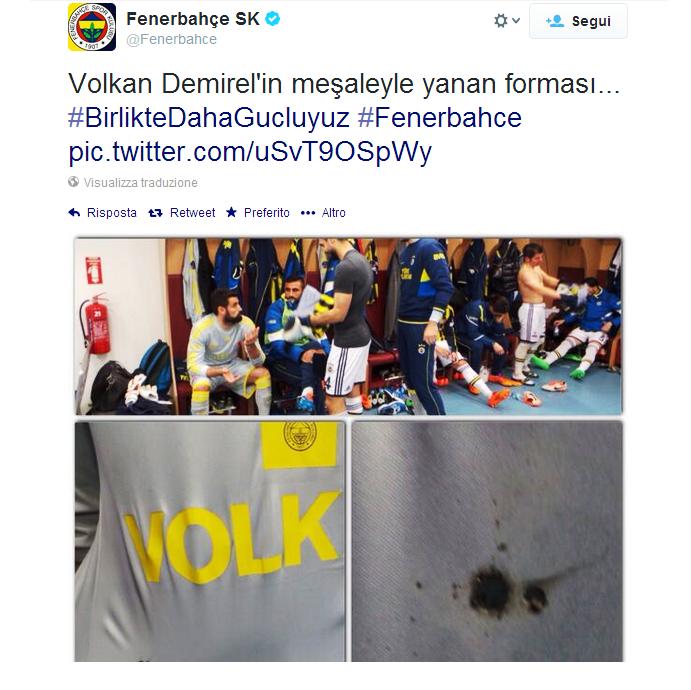 Volkan Demirel portiere del Fenerbahce è stato preso di mira dai tifosi del Trabzonspor durante la partita, che è stata sospesa al 53'per il ripetuto lancio di oggetti.