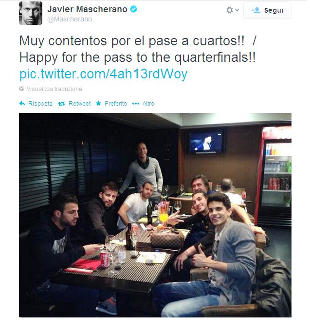 Alcuni giocatori del Barcellona festeggiano il passaggio del turno ai quarti di finale di Champions League battendo il Manchester City per 2-1 anche nel turno di ritorno.