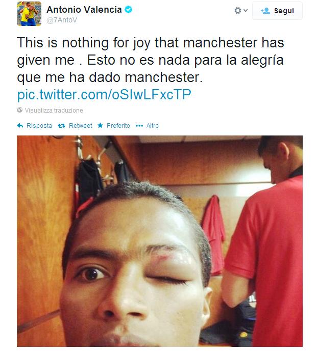 Un piccolo scontro per Antonio Valencia "giocatore del Manchester United" durante la partita di Champions League contro l'Olympiacos Pireo.