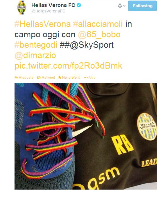 L'Hellas Verona scende in campo con i lacci delle scarpette colorati in segno di adesione  alla campagna contro l'omofobia.
