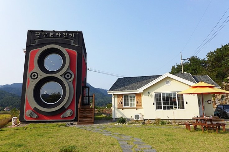 dreaming-camera-cafe-is-shaped-like-a-vintage-rolleiflex-designboom-11-e1396447590610