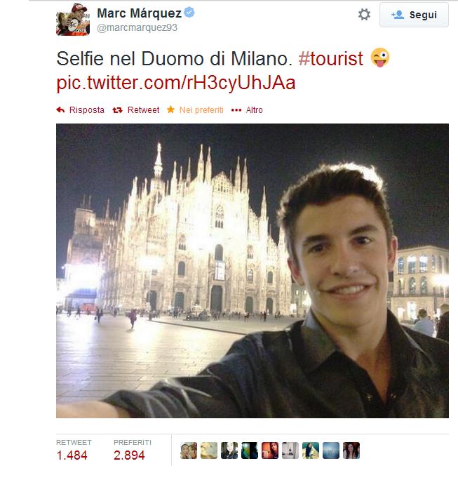 Marc Márquez campione del mondo della MotoGP nel 2013 in un selfie un pò particolare, lui insieme al d'uomo di Milano.