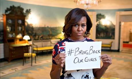  Michelle Obama prega per le liceali rapite in Nigeria dai ribelli islamici di Boko Haram. Lo ha affermato lei stessa in un tweet. "Le nostre preghiere sono per le ragazze nigeriane rapite e per le loro famiglie. E' ora che #BringBackOurGirls", l'hashtag di solidarieta' alle ragazze sequestrate. Firmato MO, Michelle Obama. Del dramma delle centinaia di liceali sequestrate in Nigeria ha parlato anche il presidente: gli Usa stanno facendo "tutto cio' che possono". fonte_ansa
