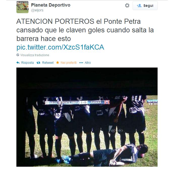 Per evitare le punizioni calciate rasoterra ecco cosa si è inventato un giocatore del Ponte Preta "squadra di calcio del Brasile, della città di Campinas, nello stato di São Paulo" durante la partita tra Ponte Preta e Paraná in Coppa di Brasile.