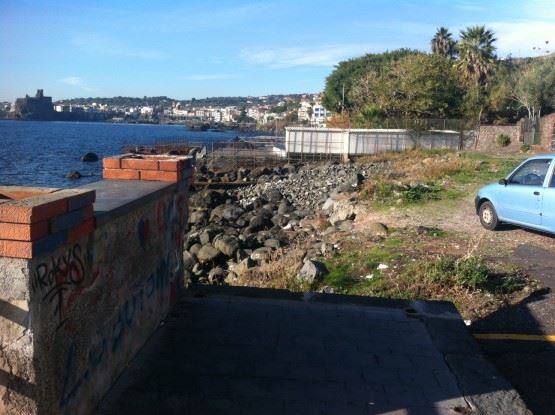 Inciviltà a Catania 21 maggio   Studente Erasmus inglese, in Sicilia da 6 mesi, mi chiese come mai questi due bellissimi paesini quali Aci Castello e Aci Trezza non siano collegati sul mare così come dovrebbe essere. Io risposi alzando le spalle e dicendo: "questo è il motivo per cui in Sicilia non cambierà mai niente". Tempo fa la sovrintendenza ai beni culturali si oppose alla realizzazione di una passerella in legno in quanto il giardino presente all'interno di una struttura privata poteva essere di interesse artistico. Cavilli burocratici, sotterfugi. E la colata di cemento sugli scogli? E l'interesse pubblico? E la possibilità di passeggiare sul lungomare? Snellire il traffico e rendere quel tratto un'area pedonale? Ah vero, scusate. In Sicilia le cose si fanno se fanno comodo a qualcuno. Viceversa non si fanno.  Grazie al lettore FT per la storia
