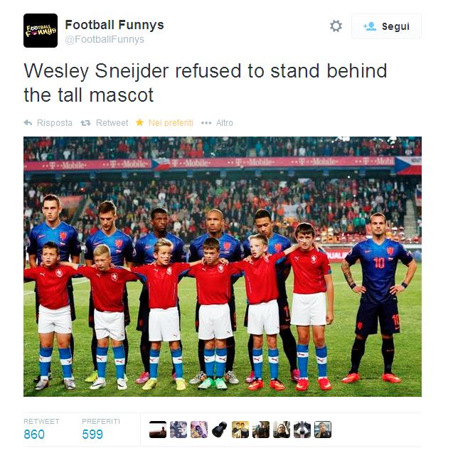 Durante l'inno nazionale di Repubblica Ceca Olanda, Wesley Sneijder si sposta dal bambino che gli è stato assegnato, perché è alto bene o male quanto lui!