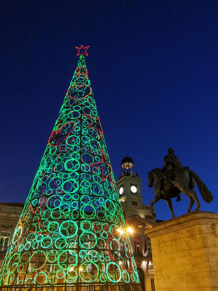 1024px-Madrid_-_Puerta_del_Sol_-_121223_182403