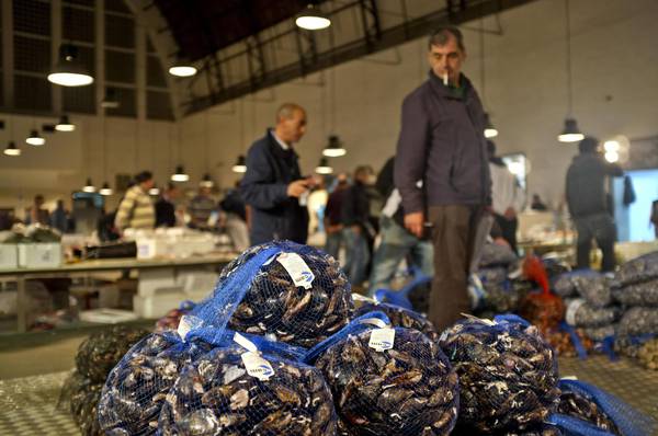 LAVORO:NAPOLI;VIA MERCATO PESCE;AZIENDE,A RISCHIO 500 POSTI