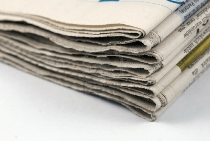 giornali_cartacei_impilati_e_piegati