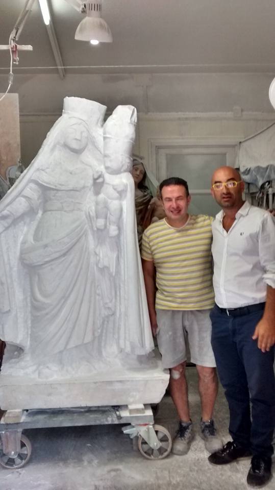 Il Presidente del Comitato Festeggiamenti Gregorio Sciuto con lo scultore Vito Guardo e la Statua della Madonna degli Ammalati in lavorazione.