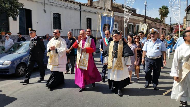 Corteo delle Autorità Civili Militari e Religiose (a sx dell’Arcivescovo il nuovo Parroco Don Ezio Coco)