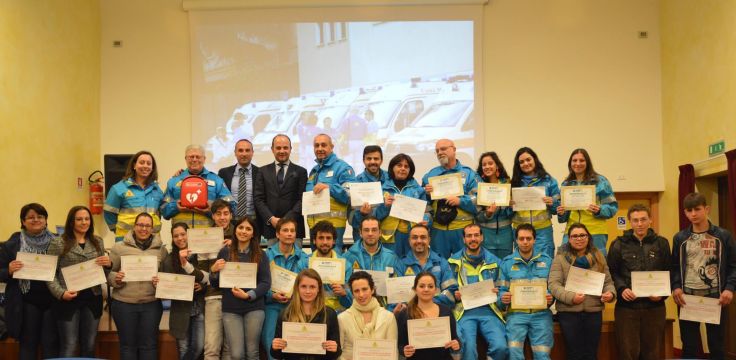 La consegna del defibrillatore da parte dell’Amministrazione Comunale alla Misericordia avvenuta lo scorso anno 