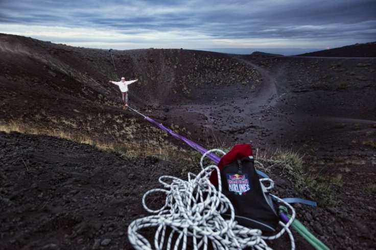 mickey-in-equilibrio-sull-etna