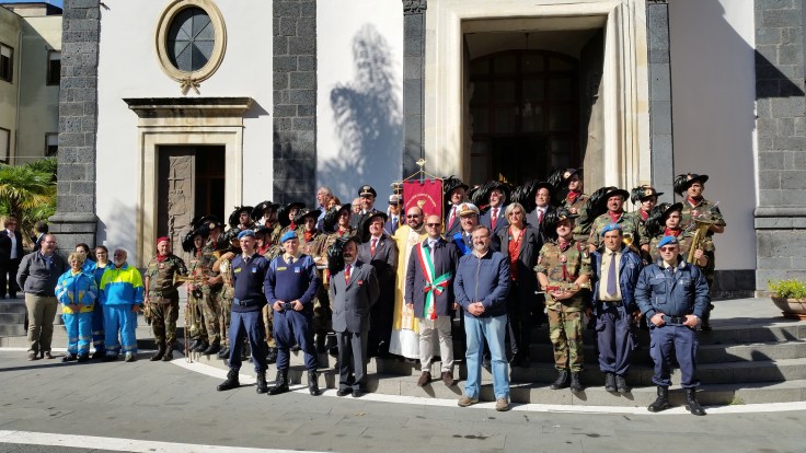  Le autorità civili, militari e religiose a fine manifestazione.
