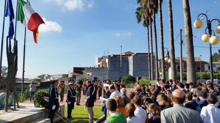 L’inno d’Italia cantato davanti al Monumento ai Caduti.