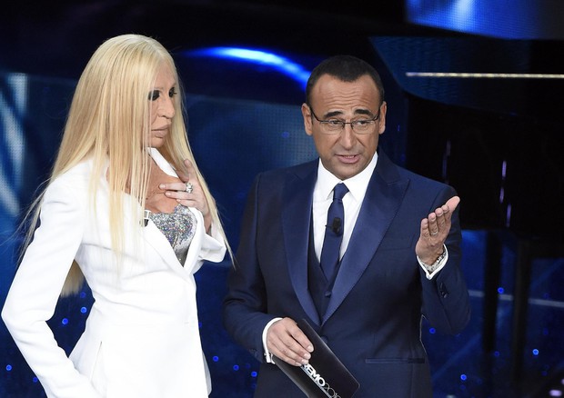 "Virginia vieni a farmi da controfigura? Sono sempre piena di appuntamenti e potresti aiutarmi! Ma mi chiedo, dove erano i miei boys". È questo il commento di Donatella Versace, appena atterrata a New York, alla imitazione di Virginia Raffaele sul palcoscenico del Teatro Ariston di Sanremo.  Fonte Instagram